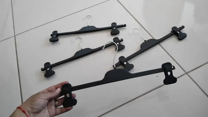 Vendo caixa fechada com 100 cabides