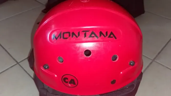 Capacete Montana vermelho classe A tipo III CA 14816 semi novo