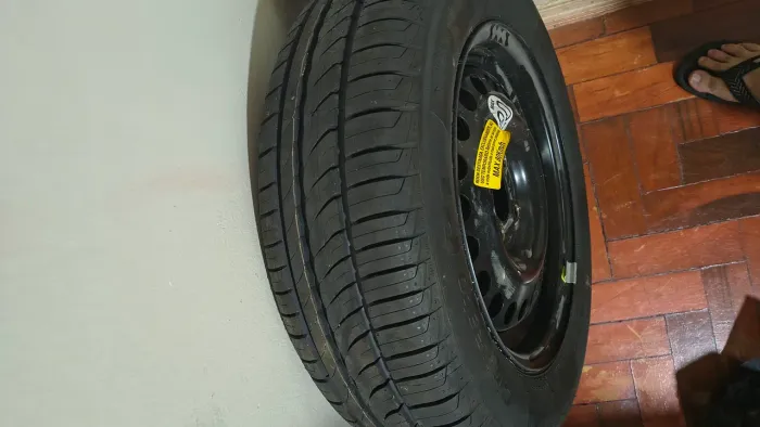 Pneu e aro 185/65 R15 P1 cinturato Pirelli.