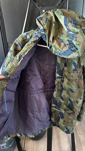 Jaqueta camuflada verde com capuz, uniforme original