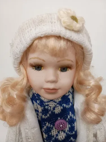 Linda boneca em porcelana