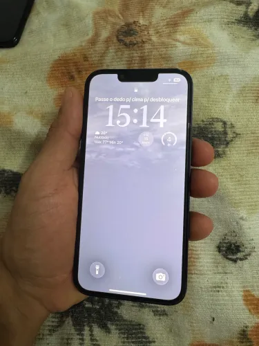iPhone 13 c vários acessórios