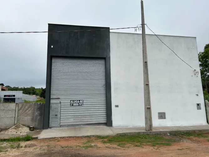 Galpão perto do trevo do Bento Meni