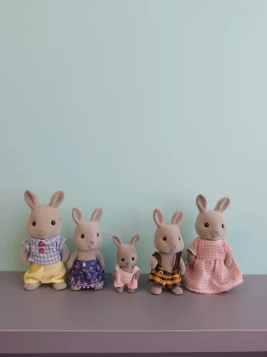 Família de coelhos cinza sylvanian families 