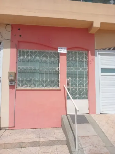 Casa com 1 sala , uma suíte, cozinha e área lavanderia. vn
