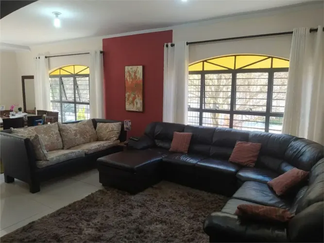 Casa à venda ou para alugar com 3 quartos em Estação, São Roque - SP