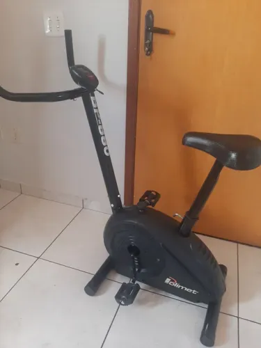 Bicicleta ergométrica, possui ajuste de carga e regulagem.