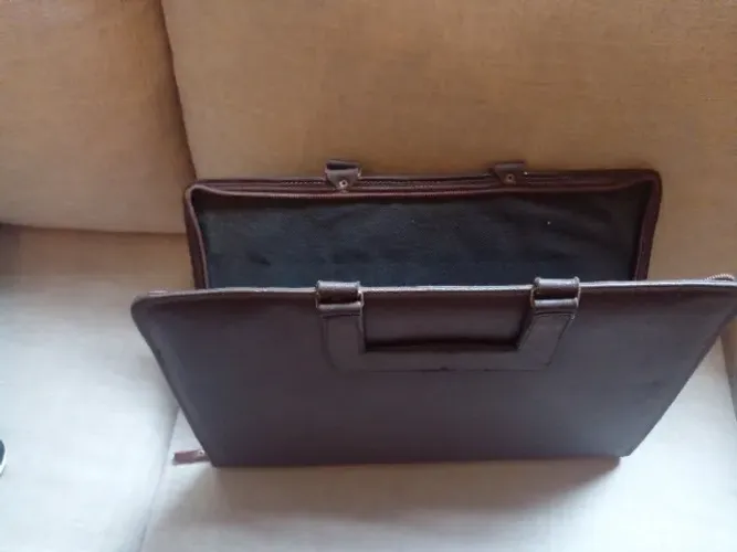 pasta em couro aberta, porta documentos