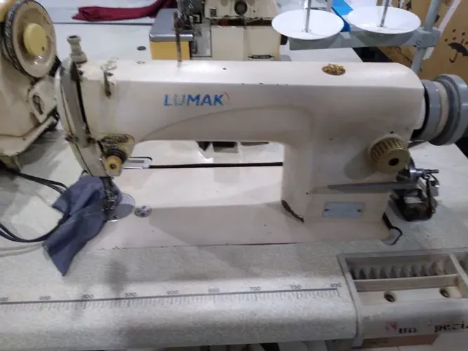 Máquina de costura reta industrial usada