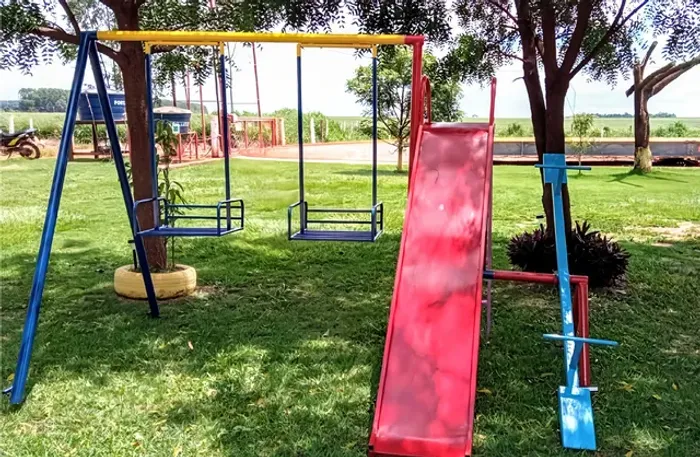 Playground com Escorregador, balanço e gangorra.