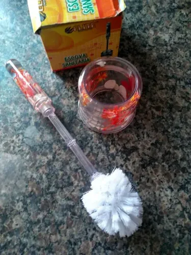 ESCOVA PARA VASO SANITÁRIO EM ACRÍLICO. NA COR LARANJA.<br>
