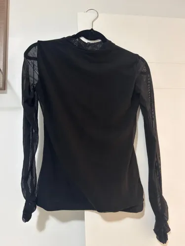 Blusa preta com manga de tela