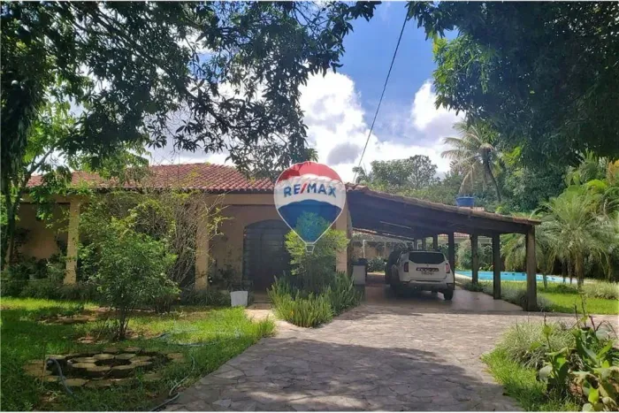 CASA 4 QUARTOS COM PISCINA - TERRENO DE 2.495 M² - NATUREZA EXUBERANTE - PERTO DE TUDO