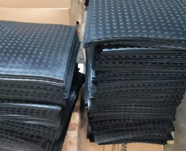 piso borracha pastilhado 50x50cm para academias areas internas e externas