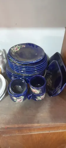 Conjunto de Jantar Azul Vintage com Detalhes Florais