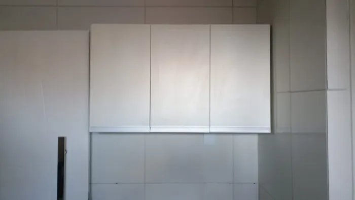 Armários de cozinha brancos novos