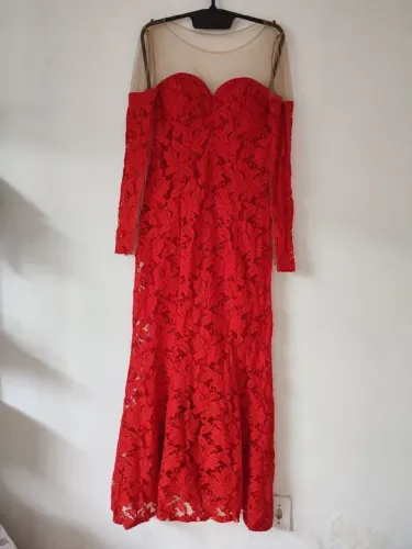 Vestido de renda vermelho longo