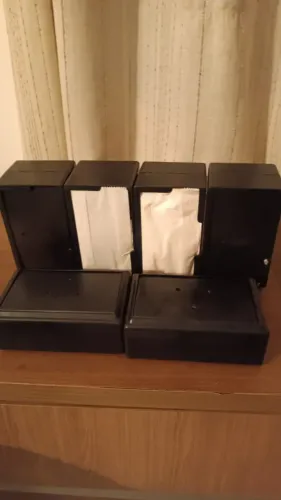 Porta guardanapo preto de plástico