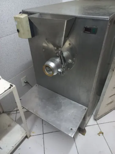 Picoleteira e masseira Sorveteria.