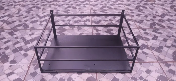 Lixeira de parede nova, ferro maciço e já pintada. 0,70x0,40x0,20.