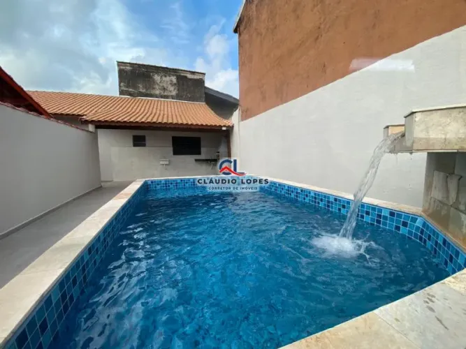 CASA COM PISCINA EM MONGAGUÁ