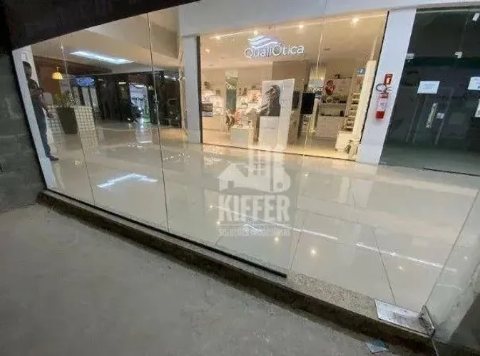 Lojas comerciais à venda no Centro de Niterói  prédio moderno e localização estratégica