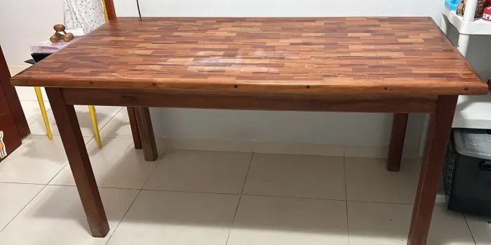 Mesa de madeira maciça