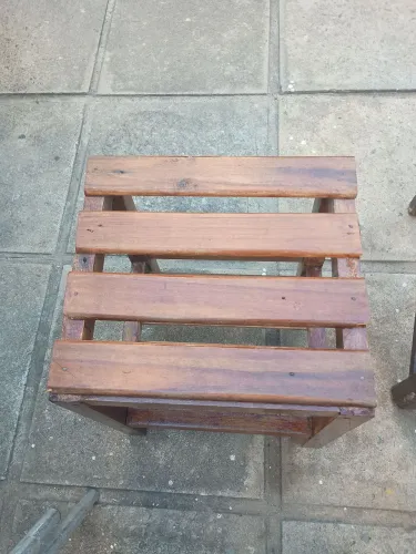 Banco em  madeira envernizado 