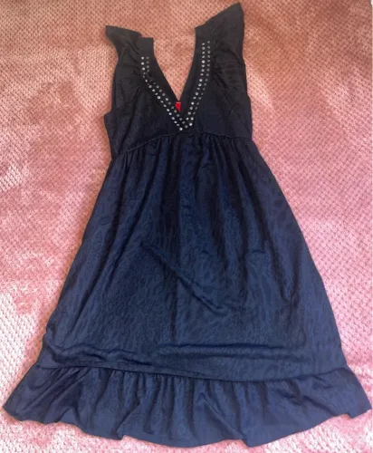 Vestido Rocker curto preto com tachinhas - Tamanho P