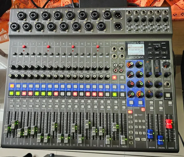 Mesa de Som Zoom LiveTrak L-20