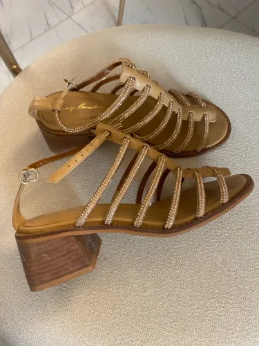Sandálias Douradas com Detalhes em Strass