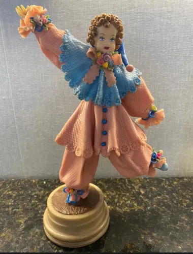Estátua antiga de boneca menina