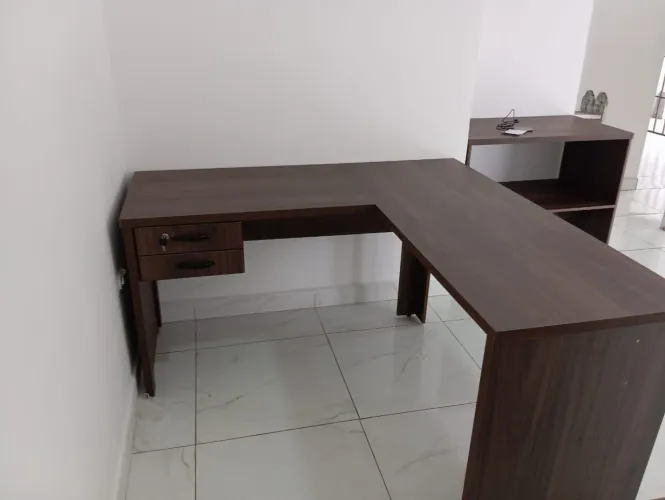 Mesa de escritório em L com gavetas e pé painel direto da fábrica 7 cores disponíveis 