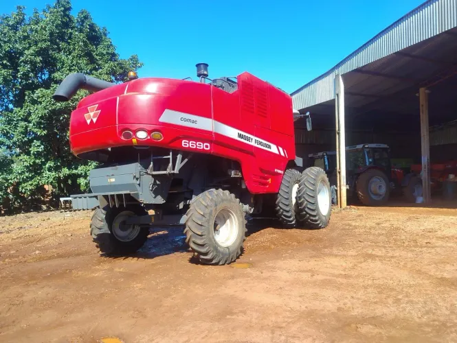 COLHEITADEIRA MARCA MASSEY FERGUSON 6690 ANO 2017.