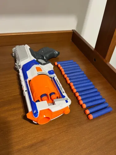 Lançador Nerf com dardos