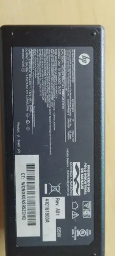 Fonte notebook HP com agulha central no conector.