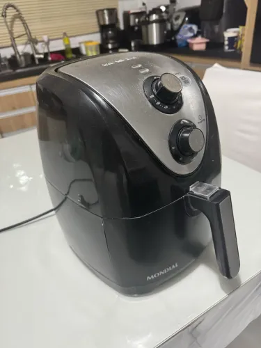 Airfry Mondial 220v 5 L tamanho família perfeito funcionamento bem conservada.
