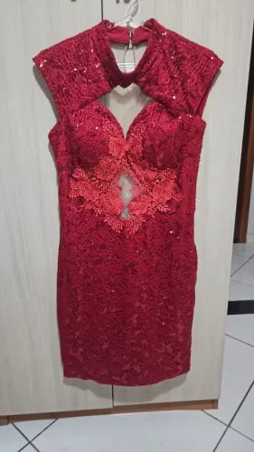Vestido vermelho rendado - impecável, com fenda na frente e costas bem aberta