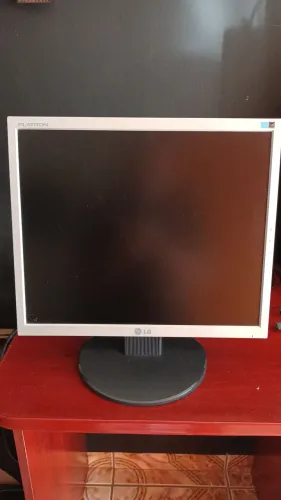 Monitor LG Flatron com 17 polegadas com cabos de vídeo e alimentação 
