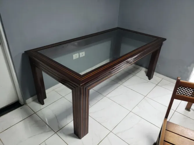 Mesa de jantar de madeira com tampo de vidro