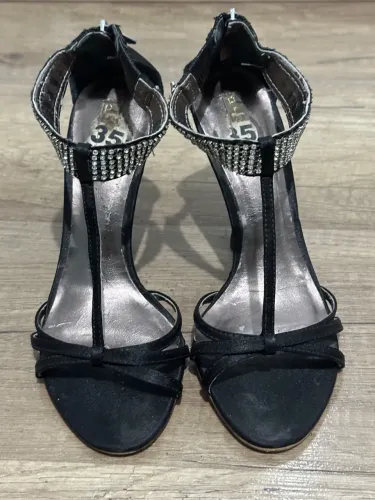 Sandálias pretas com strass