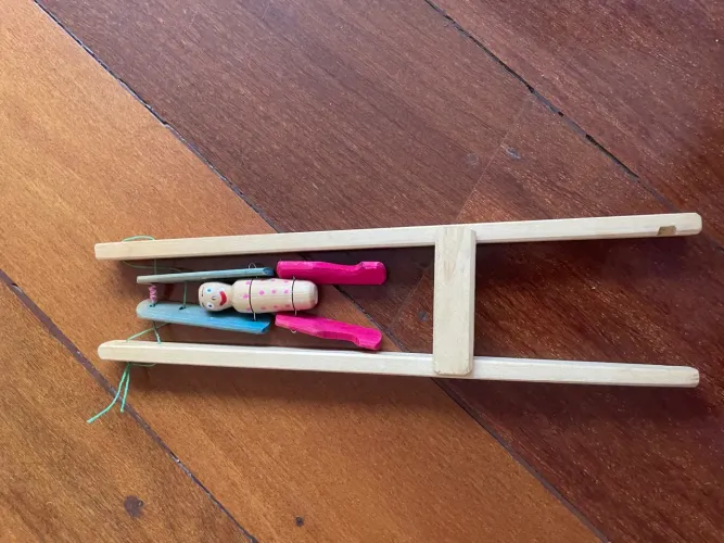 Brinquedo de madeira para crianças - equilibrista
