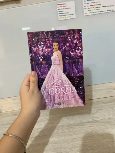 LIVRO A COROA - KIERA CASS