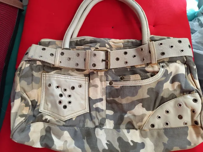 Bolsa Camuflada com Detalhes em couro marfim e Cinto