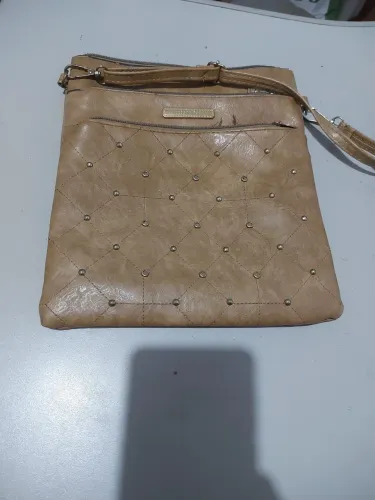 Bolsa de ombro bege com detalhes