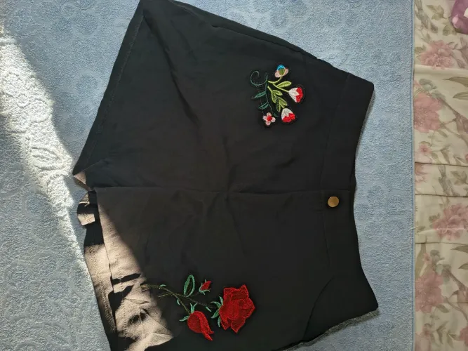 Short Preto com Bordado de Flores