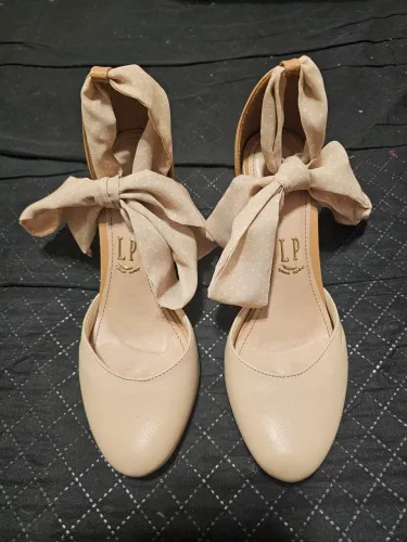 Sapatos femininos nude( pode ser usado com laço  ou tira). Marca Lolita Pimenta 