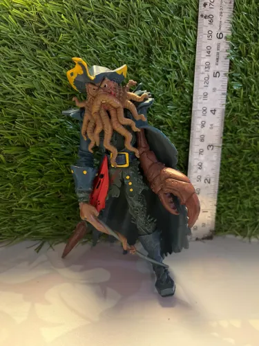 A figura de ação do Davy Jones, do filme Piratas do Caribe,