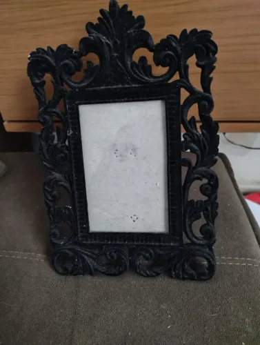 Moldura decorativa preta com detalhes Vintage, em resina aveludada