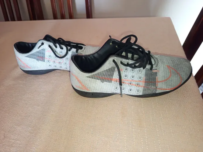 Chuteira Nike society